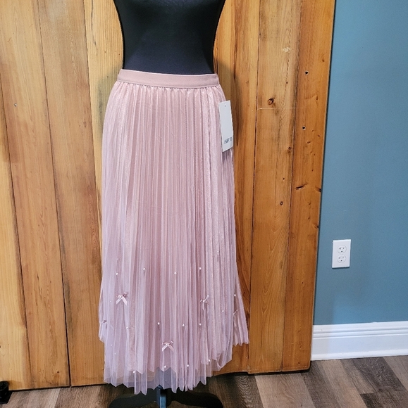 Elegant Pink Pleated Skirt - Picture 1 of 8